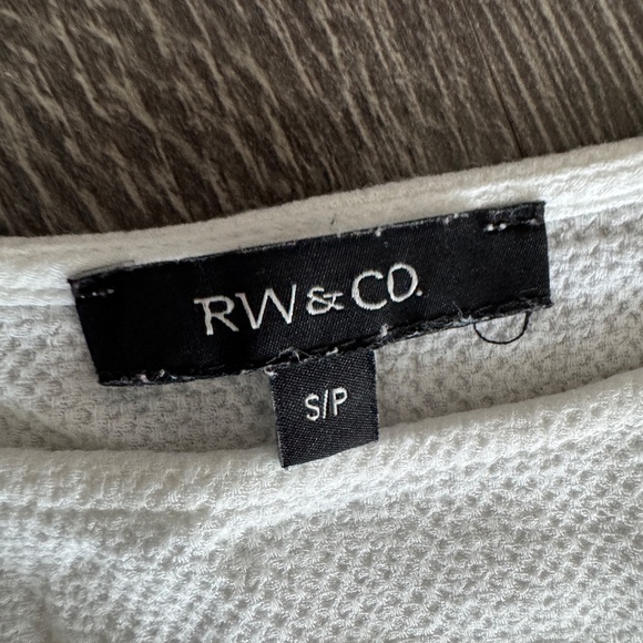 RW&CO White Textured Blouse with Crochet Cuffs – Size Small - Picture 2 of 7